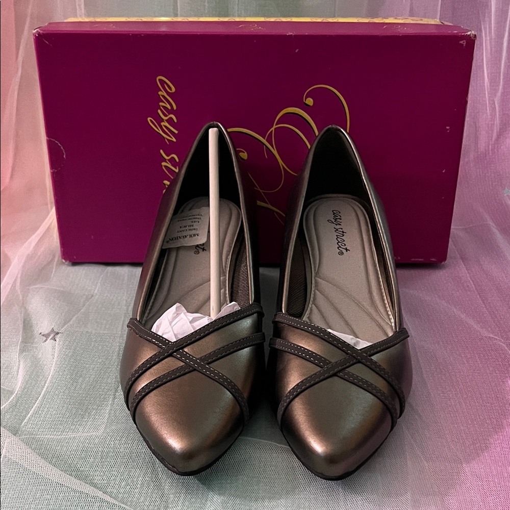 Easy Street Women's Pewter Lotus Flats